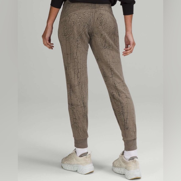 Lululemon Warm Down Jogger 7/8th Length, Size 6 - Picture 3 of 9